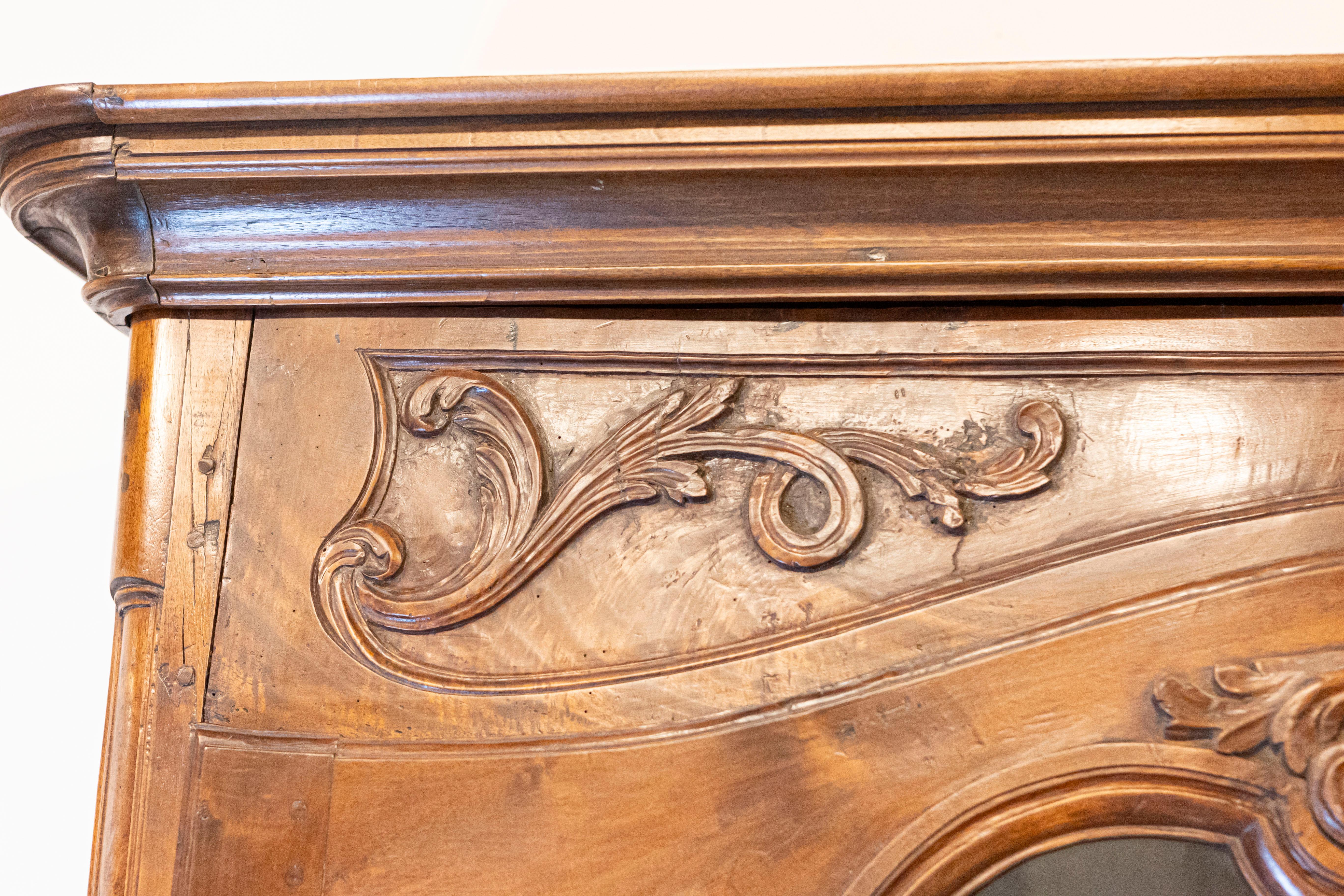 Buffet à deux corps en noyer français des années 1790 avec portes vitrées et motifs sculptés en vente 2