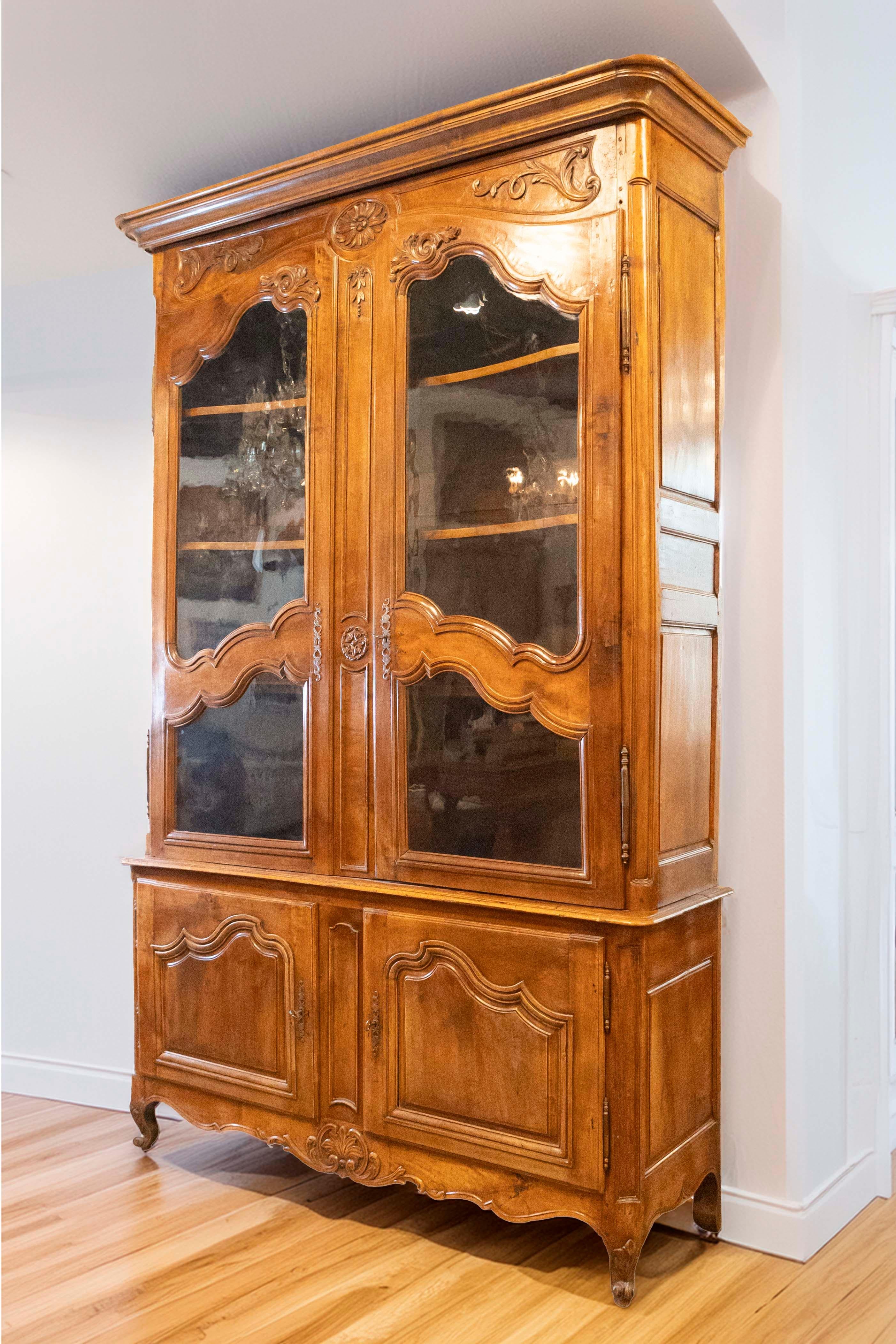 Buffet à deux corps en noyer français des années 1790 avec portes vitrées et motifs sculptés en vente 3