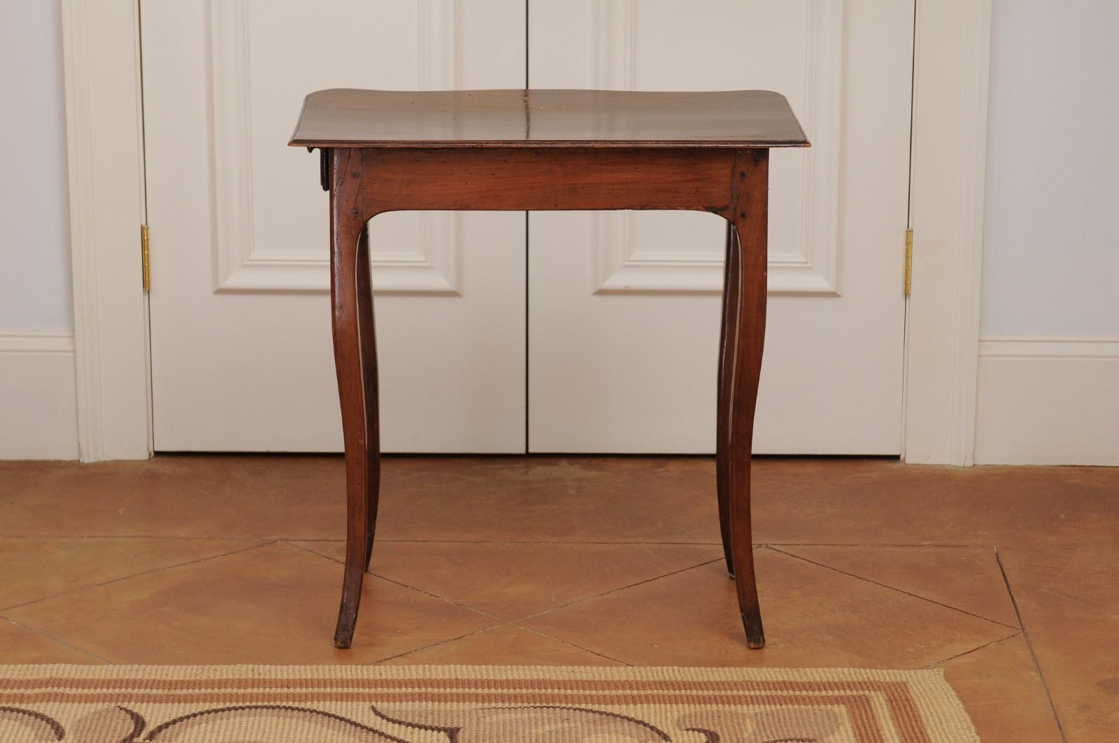French 1790s Walnut Side Table with Side Drawer, Curving Legs and Carved Apron For Sale 4