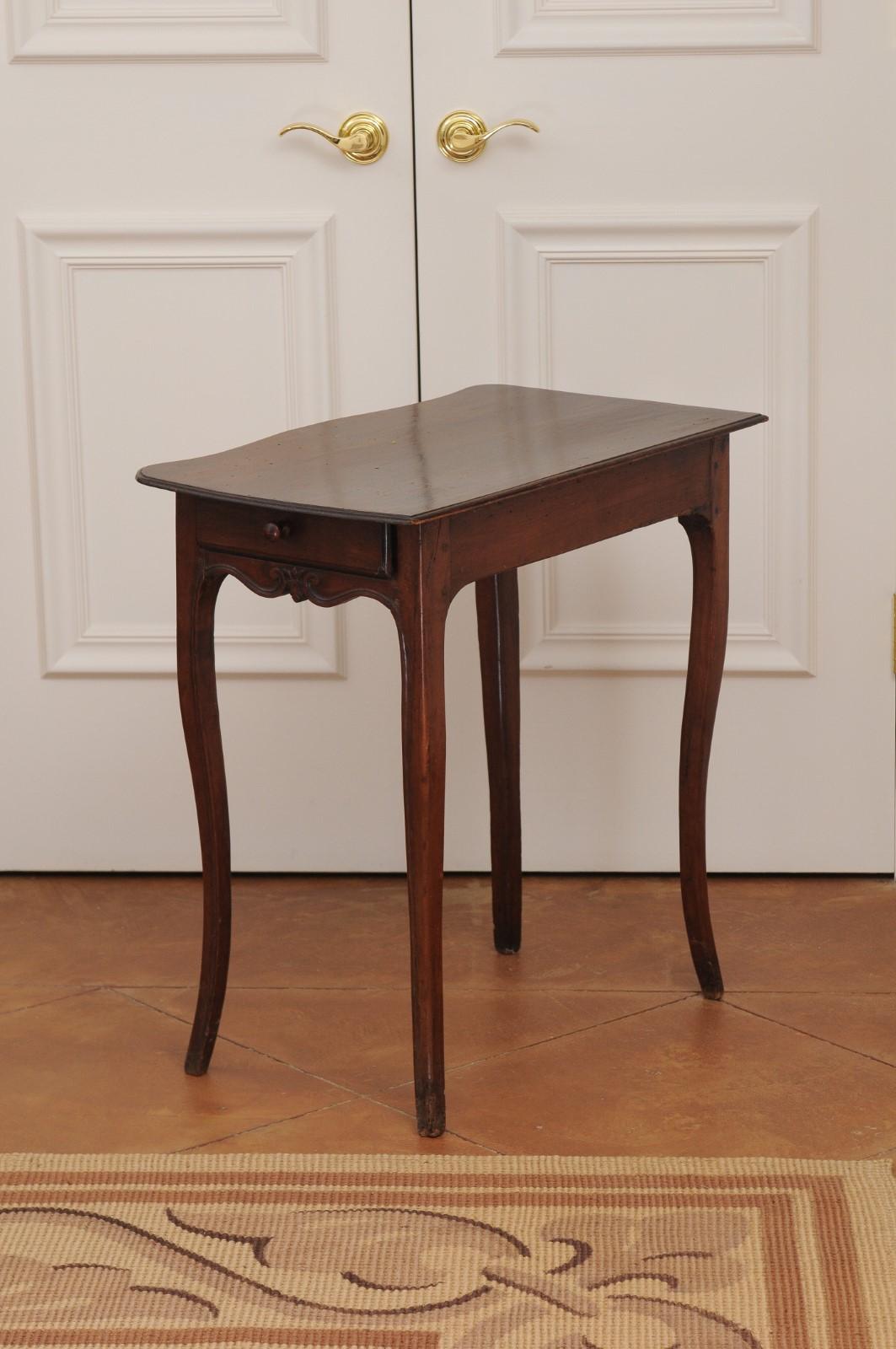 French 1790s Walnut Side Table with Side Drawer, Curving Legs and Carved Apron For Sale 5