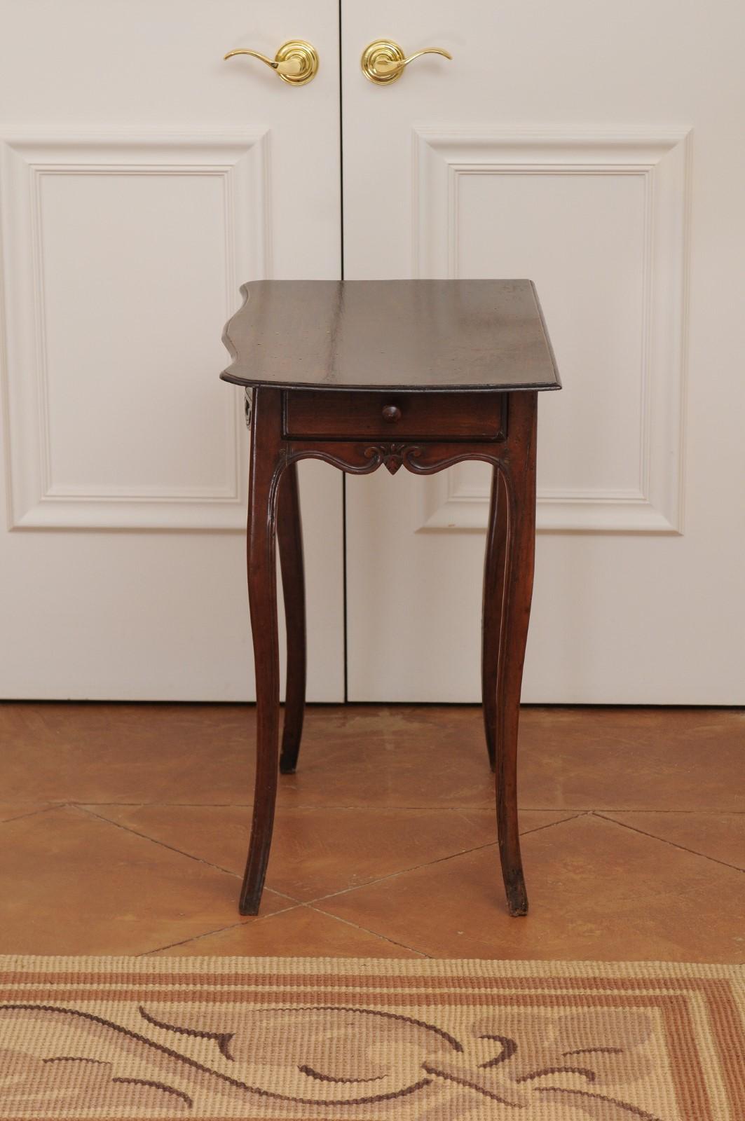 French 1790s Walnut Side Table with Side Drawer, Curving Legs and Carved Apron For Sale 6