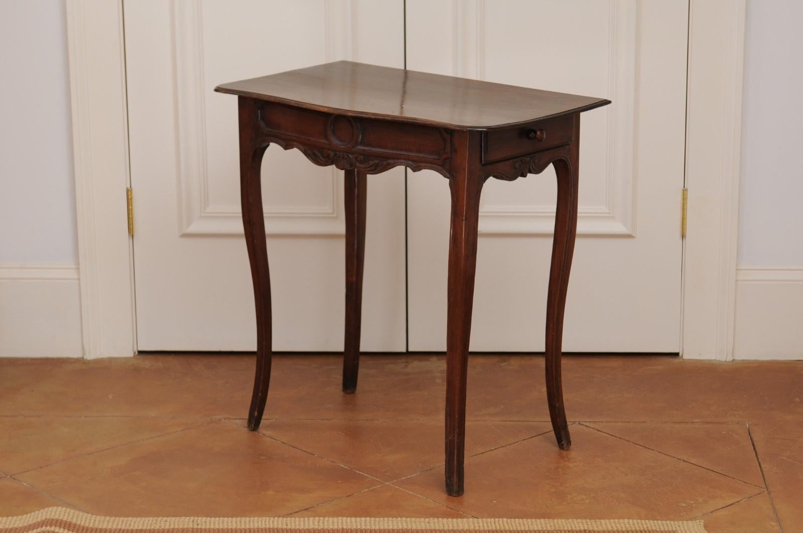 French 1790s Walnut Side Table with Side Drawer, Curving Legs and Carved Apron For Sale 7