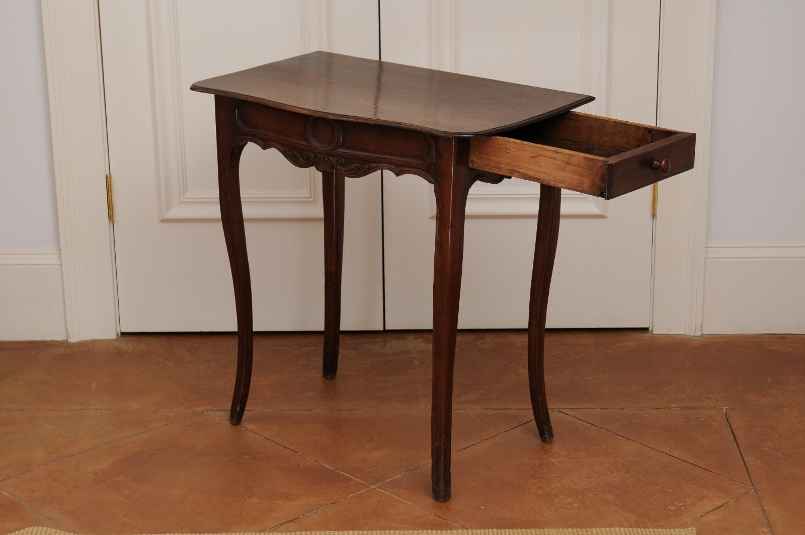 French 1790s Walnut Side Table with Side Drawer, Curving Legs and Carved Apron For Sale 8