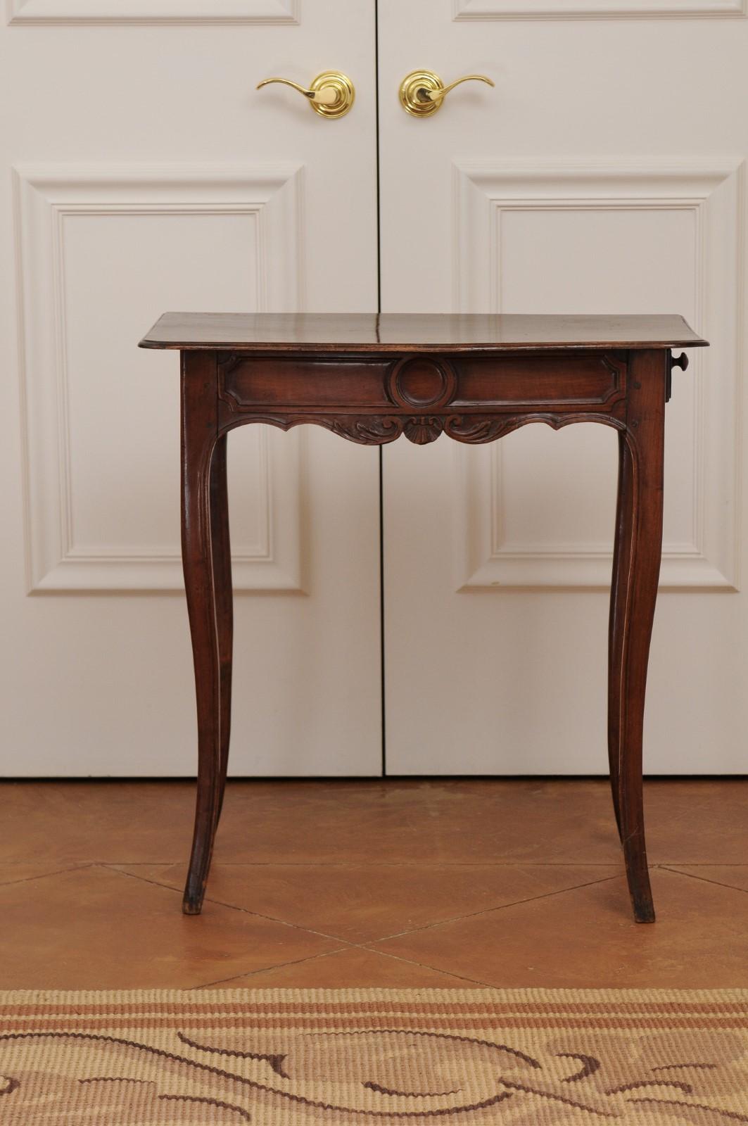 French 1790s Walnut Side Table with Side Drawer, Curving Legs and Carved Apron For Sale 11