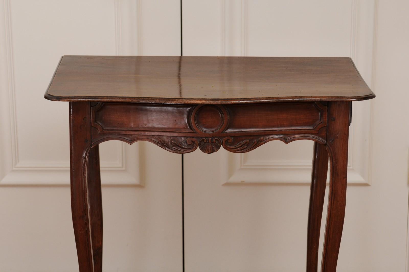 French 1790s Walnut Side Table with Side Drawer, Curving Legs and Carved Apron For Sale 12