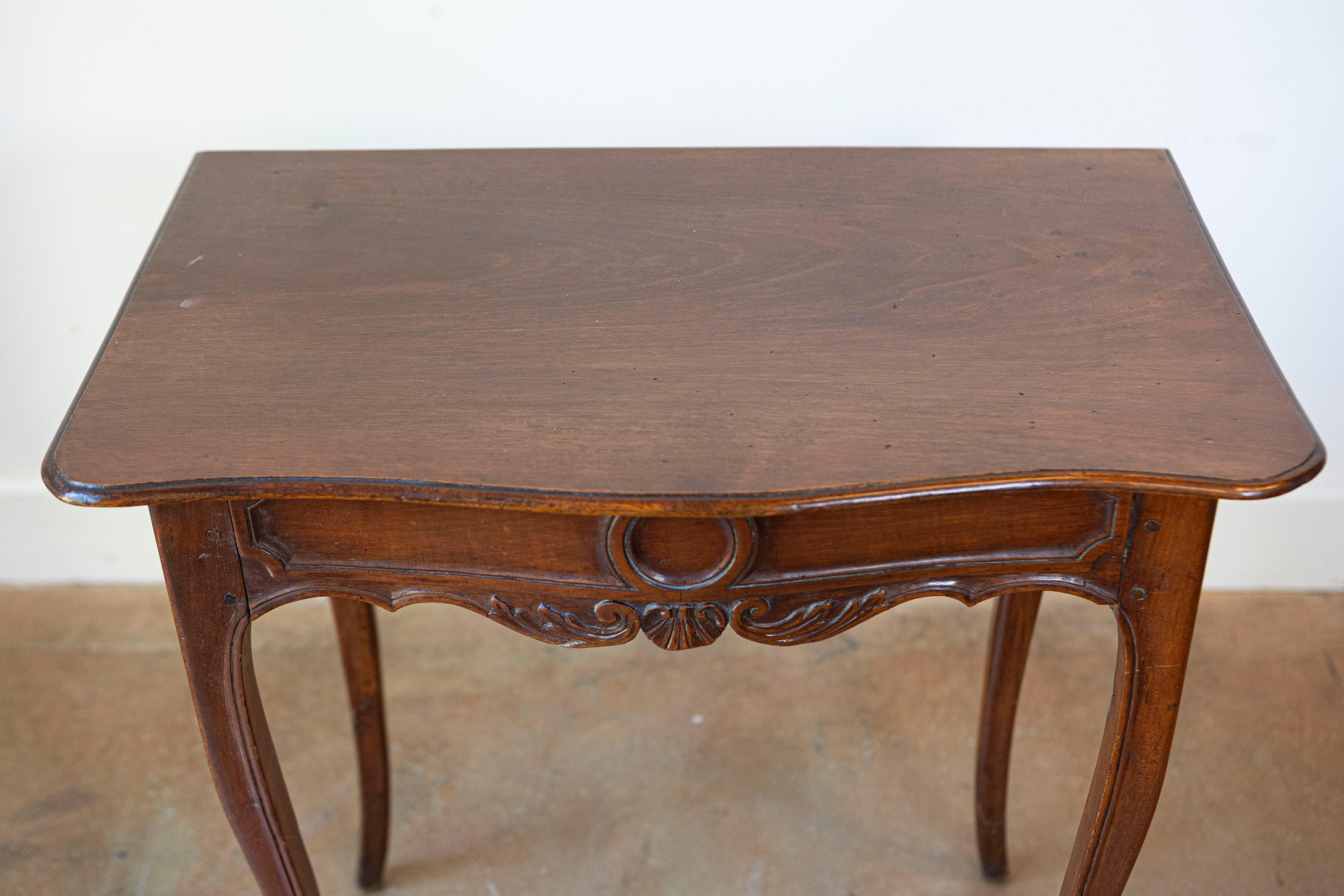 Französischer Beistelltisch aus Nussbaum um 1790 mit Schublade, geschwungenen Beinen und geschnitzter Schürze im Zustand „Gut“ im Angebot in Atlanta, GA