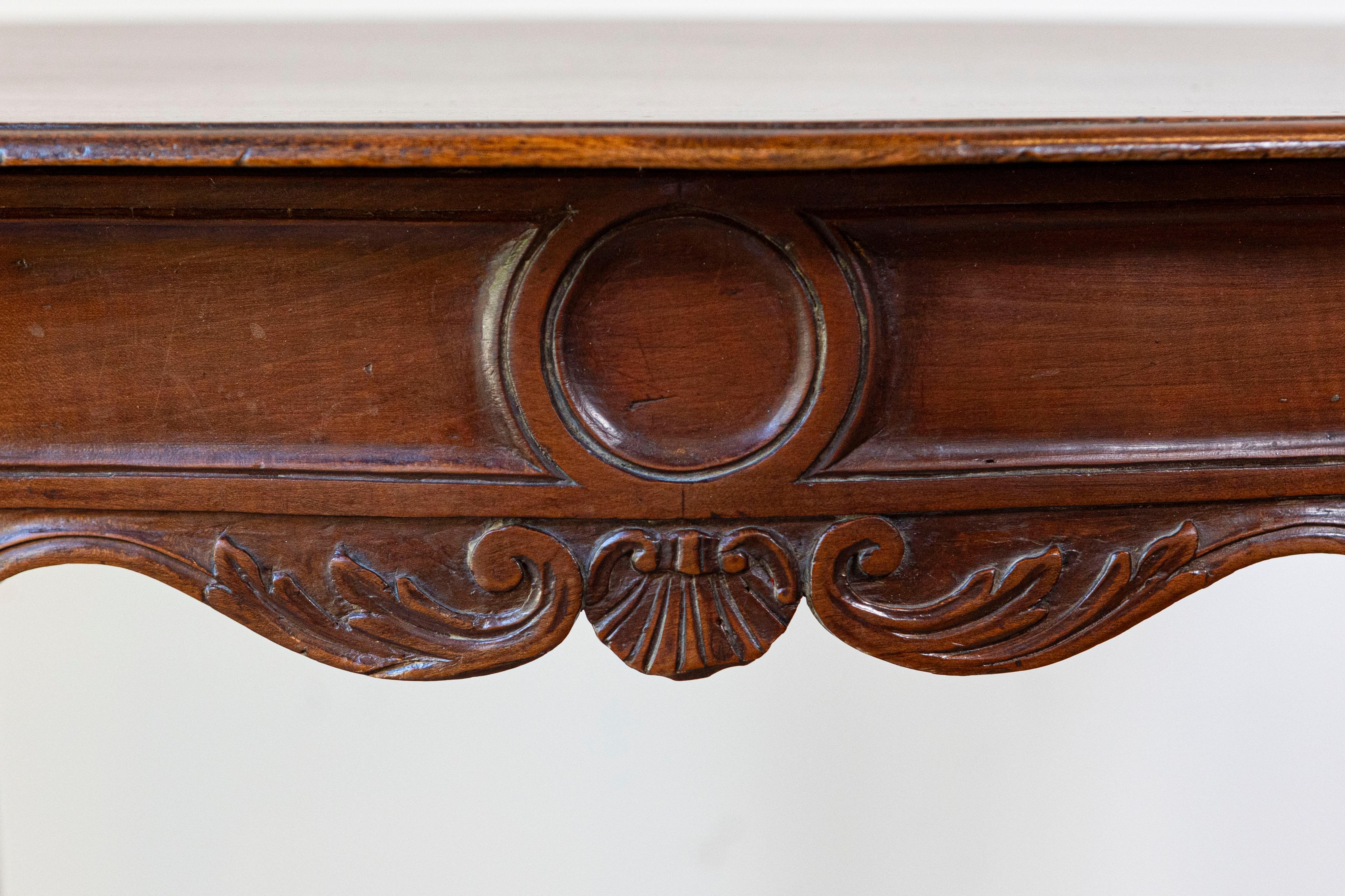 Französischer Beistelltisch aus Nussbaum um 1790 mit Schublade, geschwungenen Beinen und geschnitzter Schürze (18. Jahrhundert) im Angebot
