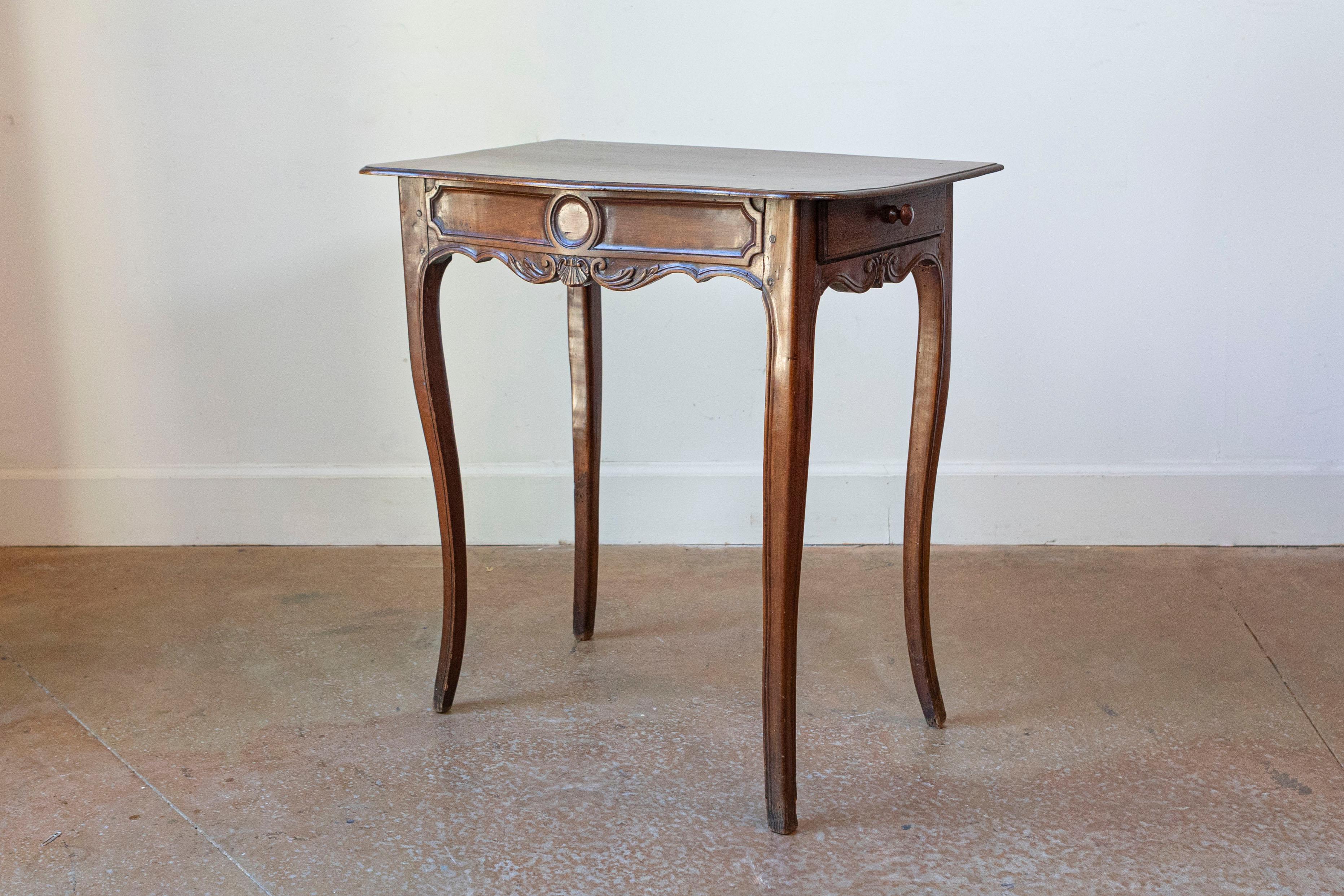 Französischer Beistelltisch aus Nussbaum um 1790 mit Schublade, geschwungenen Beinen und geschnitzter Schürze (Walnuss) im Angebot