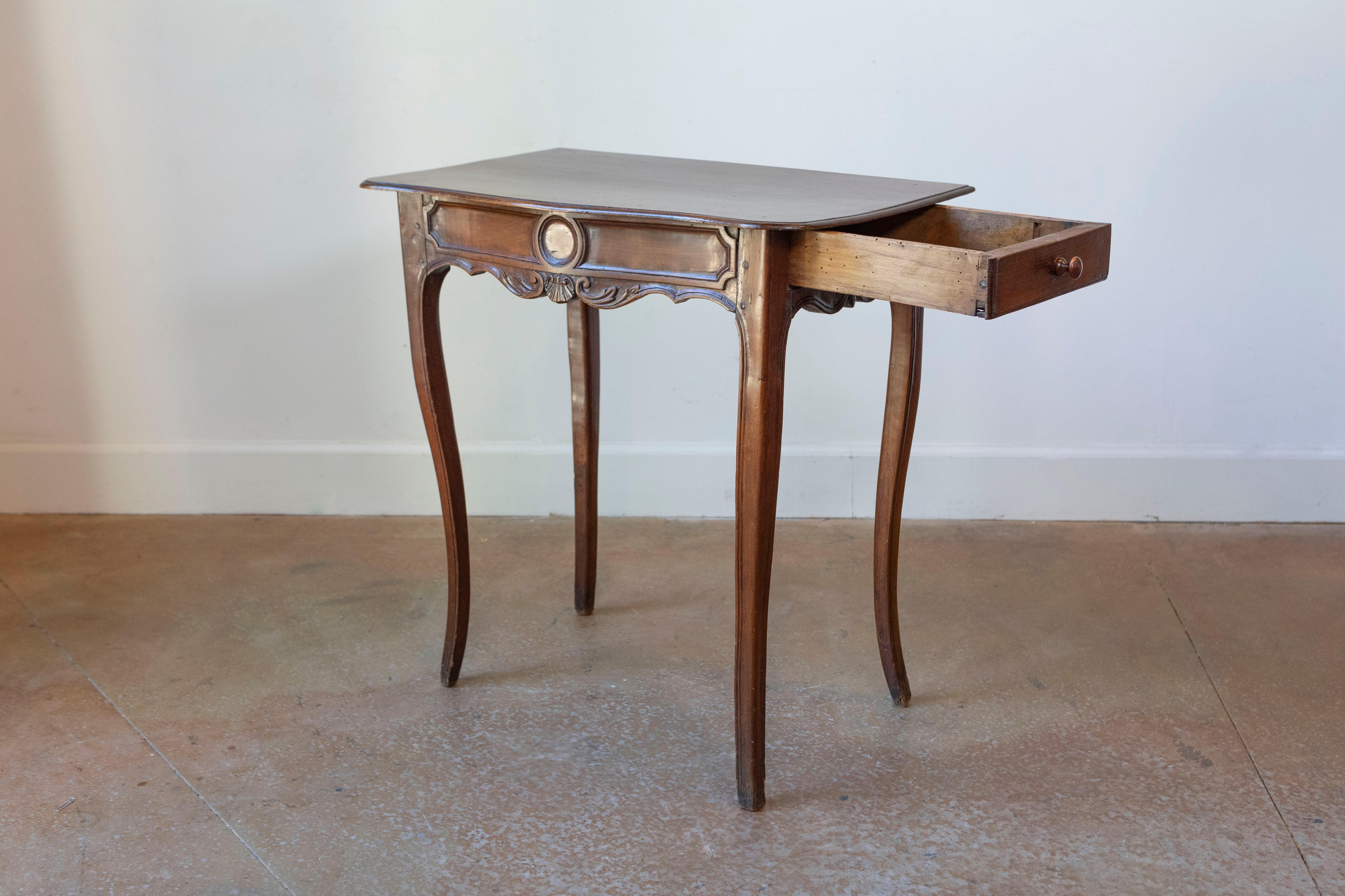 Französischer Beistelltisch aus Nussbaum um 1790 mit Schublade, geschwungenen Beinen und geschnitzter Schürze im Angebot 1