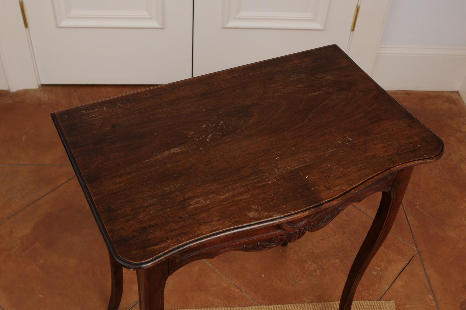 French 1790s Walnut Side Table with Side Drawer, Curving Legs and Carved Apron For Sale 1