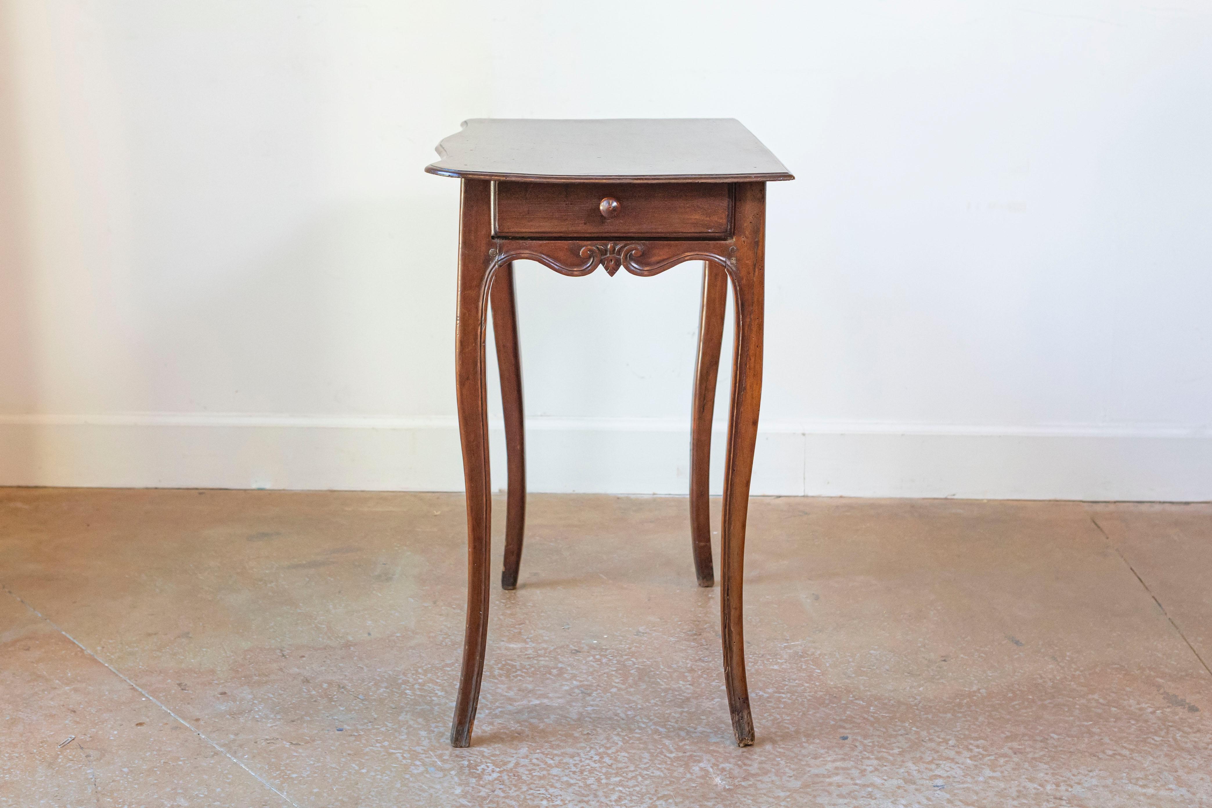 Französischer Beistelltisch aus Nussbaum um 1790 mit Schublade, geschwungenen Beinen und geschnitzter Schürze im Angebot 2