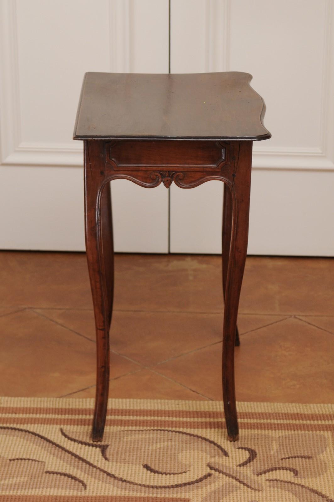 French 1790s Walnut Side Table with Side Drawer, Curving Legs and Carved Apron For Sale 2