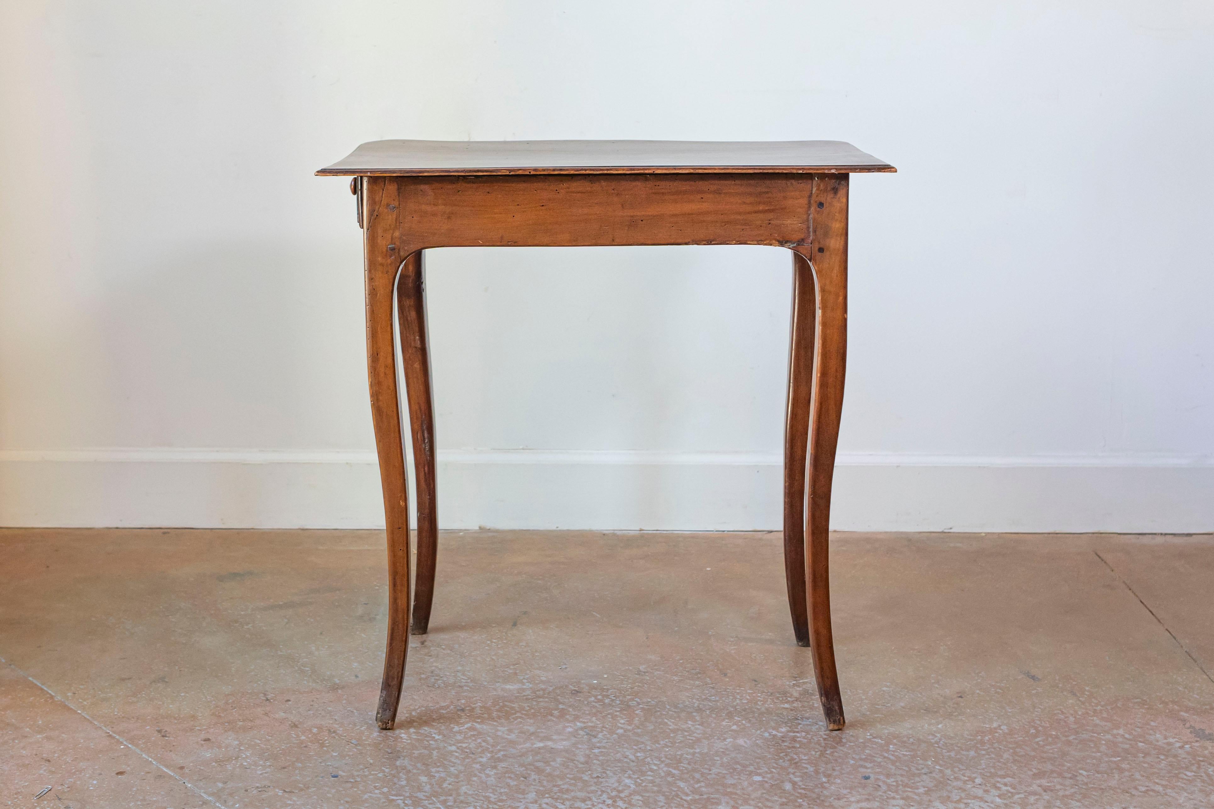 Französischer Beistelltisch aus Nussbaum um 1790 mit Schublade, geschwungenen Beinen und geschnitzter Schürze im Angebot 3