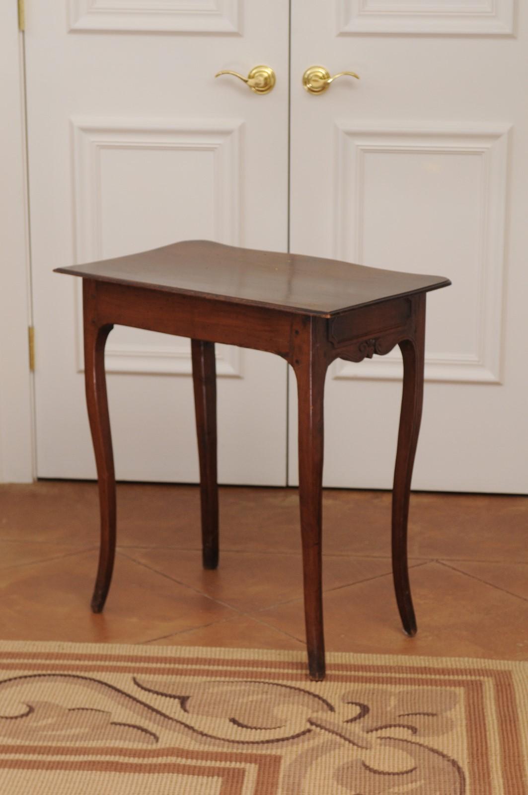 French 1790s Walnut Side Table with Side Drawer, Curving Legs and Carved Apron For Sale 3