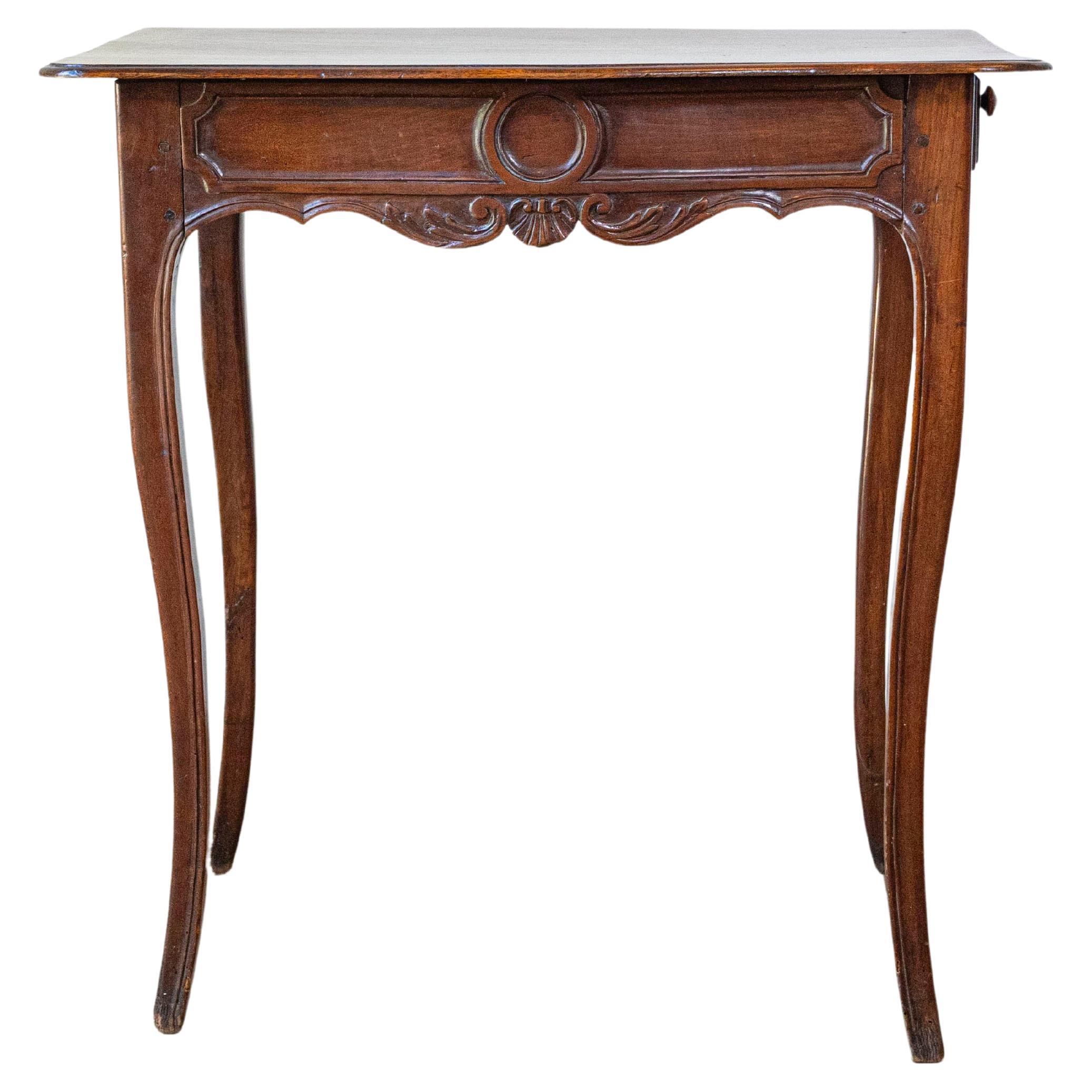 Französischer Beistelltisch aus Nussbaum um 1790 mit Schublade, geschwungenen Beinen und geschnitzter Schürze