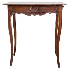 Französischer Beistelltisch aus Nussbaum um 1790 mit Schublade, geschwungenen Beinen und geschnitzter Schürze