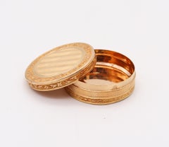 French 1798-1809 Neoclassical Louis XVI Round Snuff Box In Labrated 18Kt Yellow
