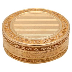 Caja de rapé redonda neoclásica Luis XVI francesa de 1798-1809 en amarillo labrado de 18 quilates