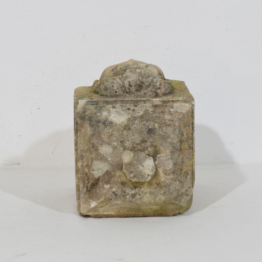 Ornamento a testa di pietra intagliato a mano barocco francese del XVII/XVIII secolo in vendita 2