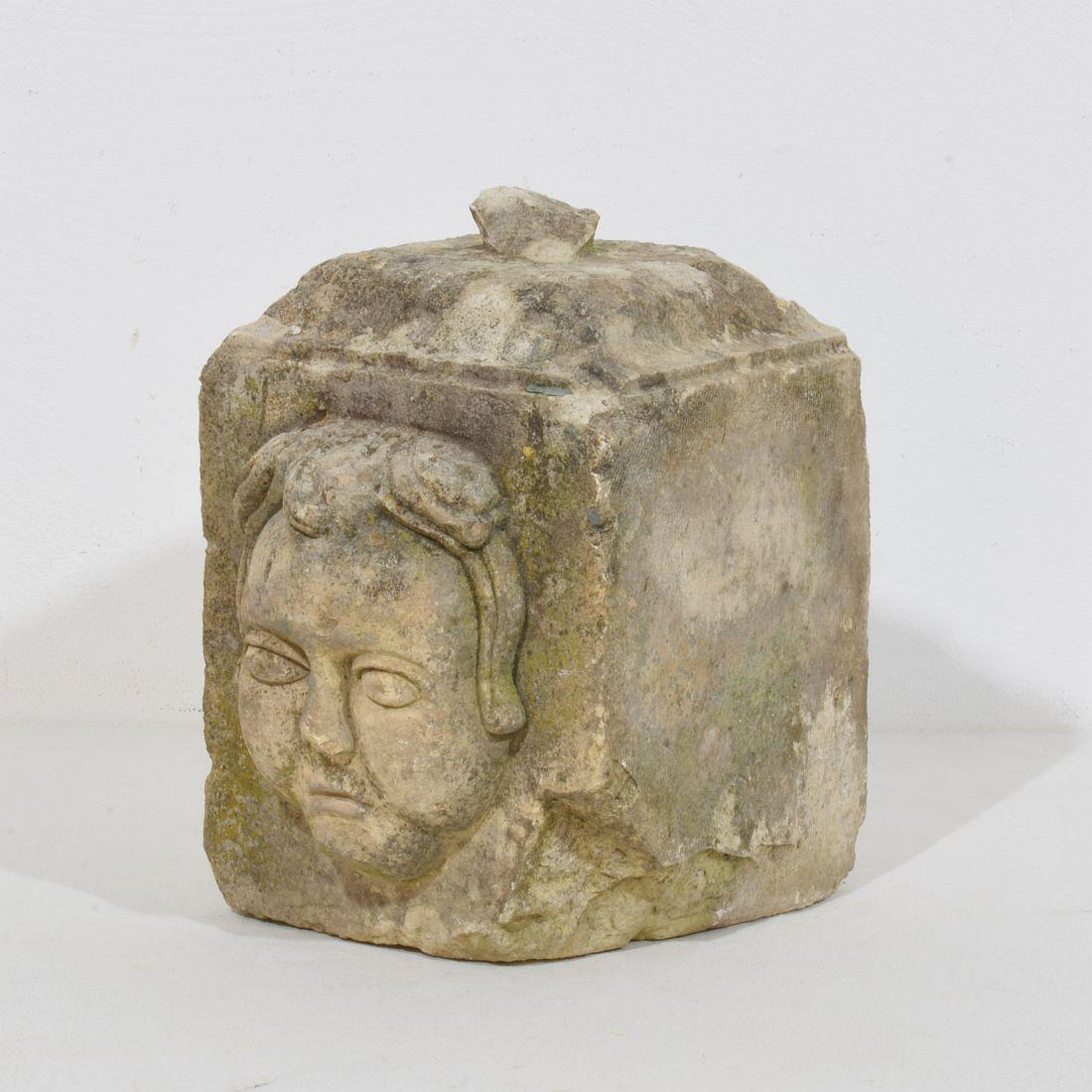 Meraviglioso ornamento per testa in pietra intagliata a mano del XVII/XVIII secolo, in stile arte popolare.
Francia circa 1650-1750.
Inalterato e con alcune piccole perdite.
H. H. 24cm  L:16cm D:20cm 
