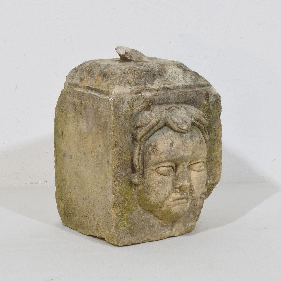 Barocco Ornamento a testa di pietra intagliato a mano barocco francese del XVII/XVIII secolo in vendita