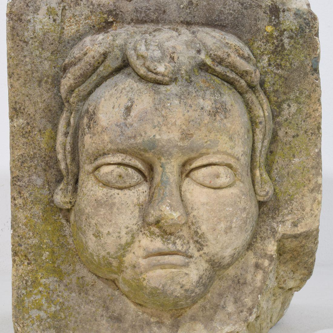 Francese Ornamento a testa di pietra intagliato a mano barocco francese del XVII/XVIII secolo in vendita