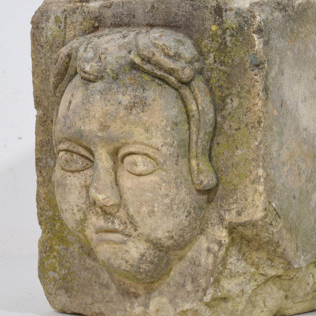 Intagliato a mano Ornamento a testa di pietra intagliato a mano barocco francese del XVII/XVIII secolo in vendita