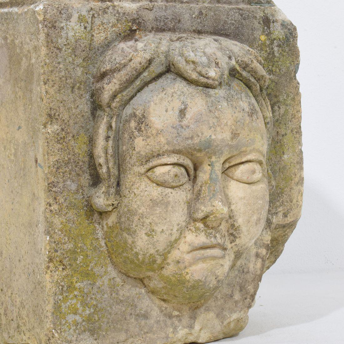 Ornamento a testa di pietra intagliato a mano barocco francese del XVII/XVIII secolo In condizioni buone in vendita a Buisson, FR