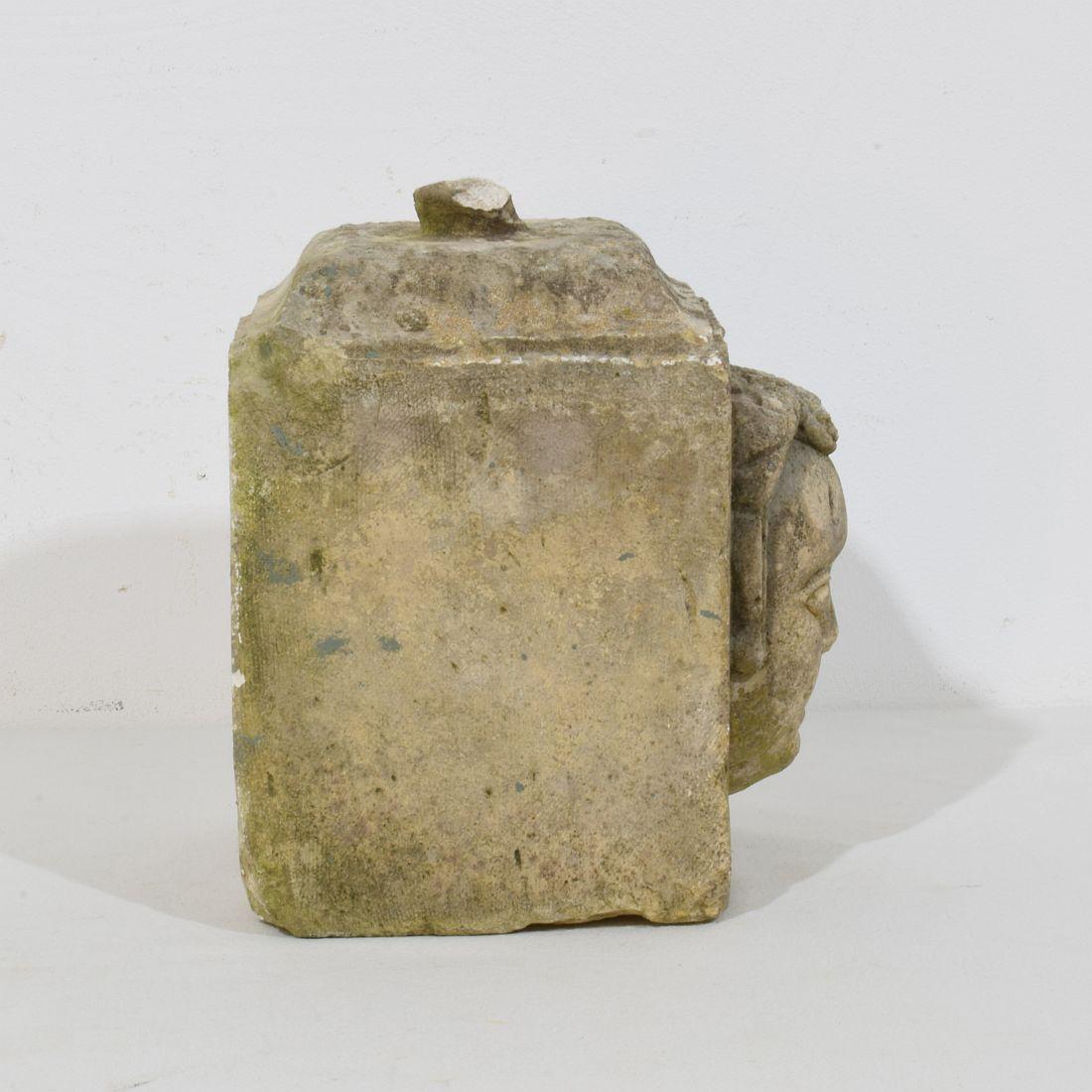 Fino al XVIII secolo Ornamento a testa di pietra intagliato a mano barocco francese del XVII/XVIII secolo in vendita