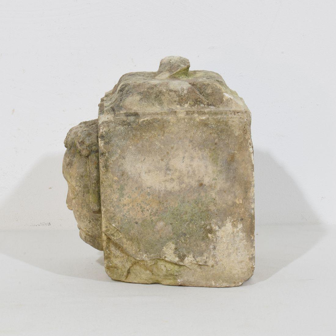 Ornamento a testa di pietra intagliato a mano barocco francese del XVII/XVIII secolo in vendita 1