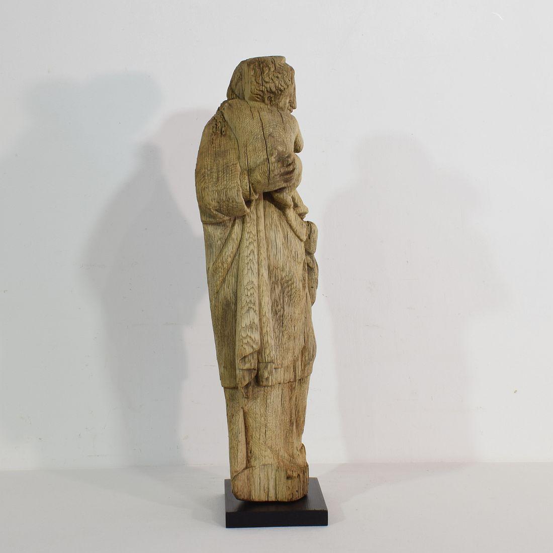 French 17th-18th Century Baroque Wooden Madonna with Child In Good Condition In Buisson, FR
