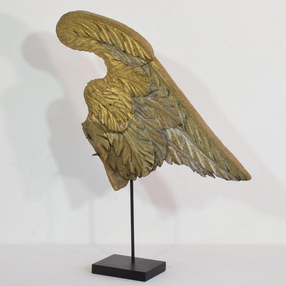 Beautiful pure and simple carved wooden angel-wing. with some traces of paint and gilding. Rare and very decorative item placed on a wooden base, France circa 1650-1750. Weathered. Measurement is inclusive the wooden base.