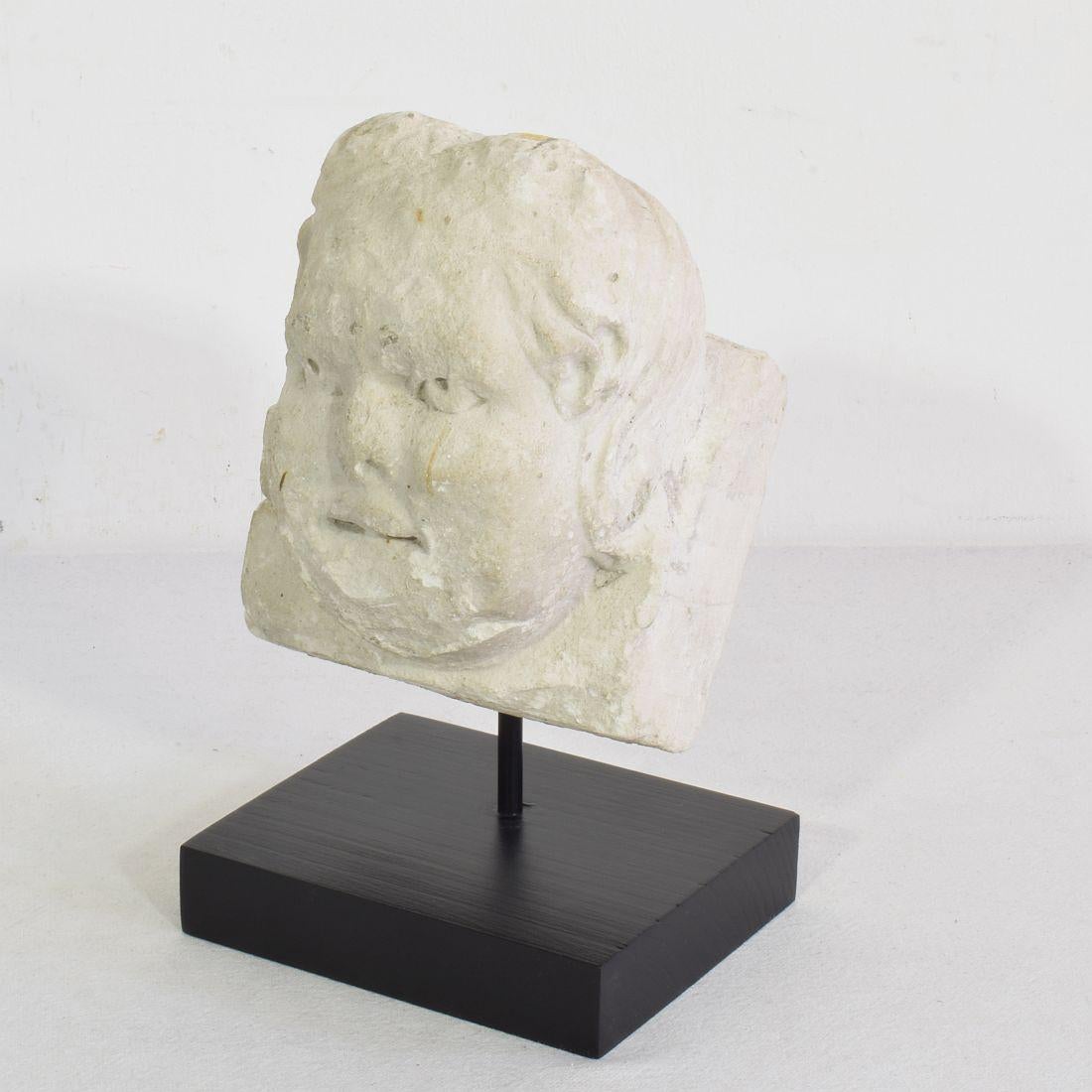 Français Ornement de tête d'ange en pierre sculptée, français, XVIIe/XVIIIe siècle en vente