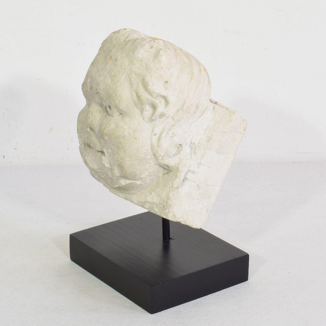 Sculpté à la main Ornement de tête d'ange en pierre sculptée, français, XVIIe/XVIIIe siècle en vente
