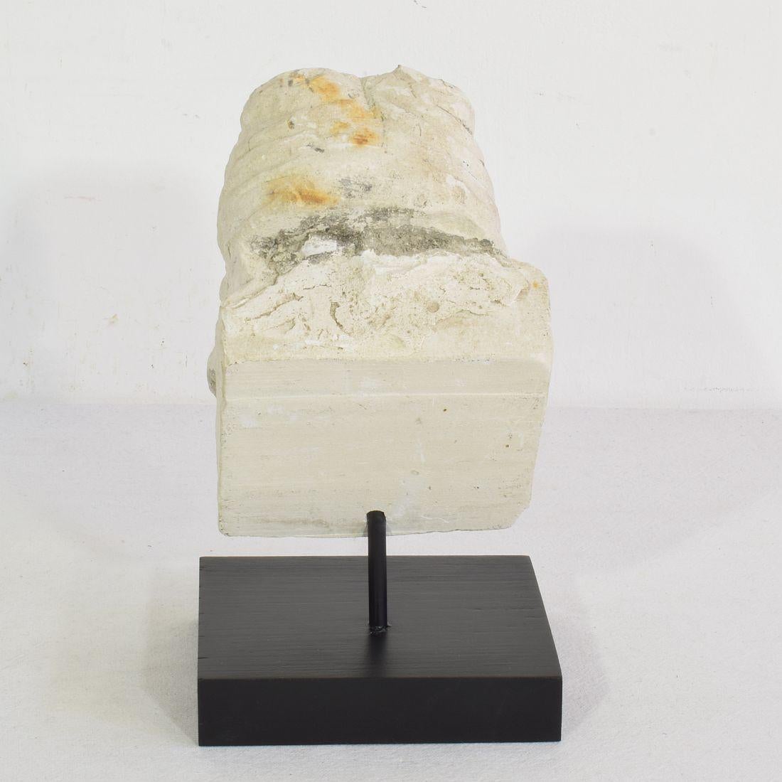 XVIIIe siècle et antérieur Ornement de tête d'ange en pierre sculptée, français, XVIIe/XVIIIe siècle en vente