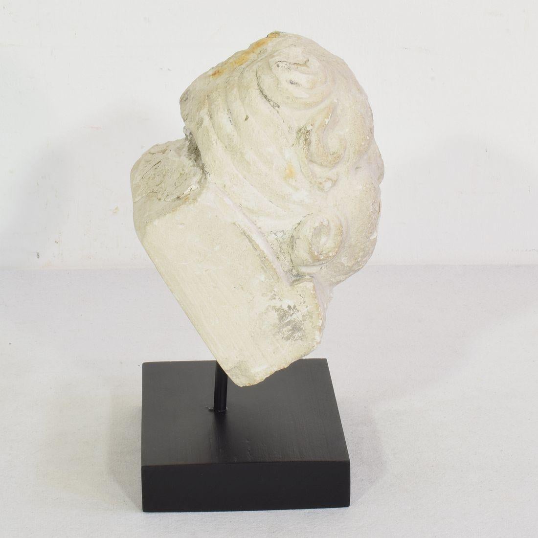 Pierre Ornement de tête d'ange en pierre sculptée, français, XVIIe/XVIIIe siècle en vente