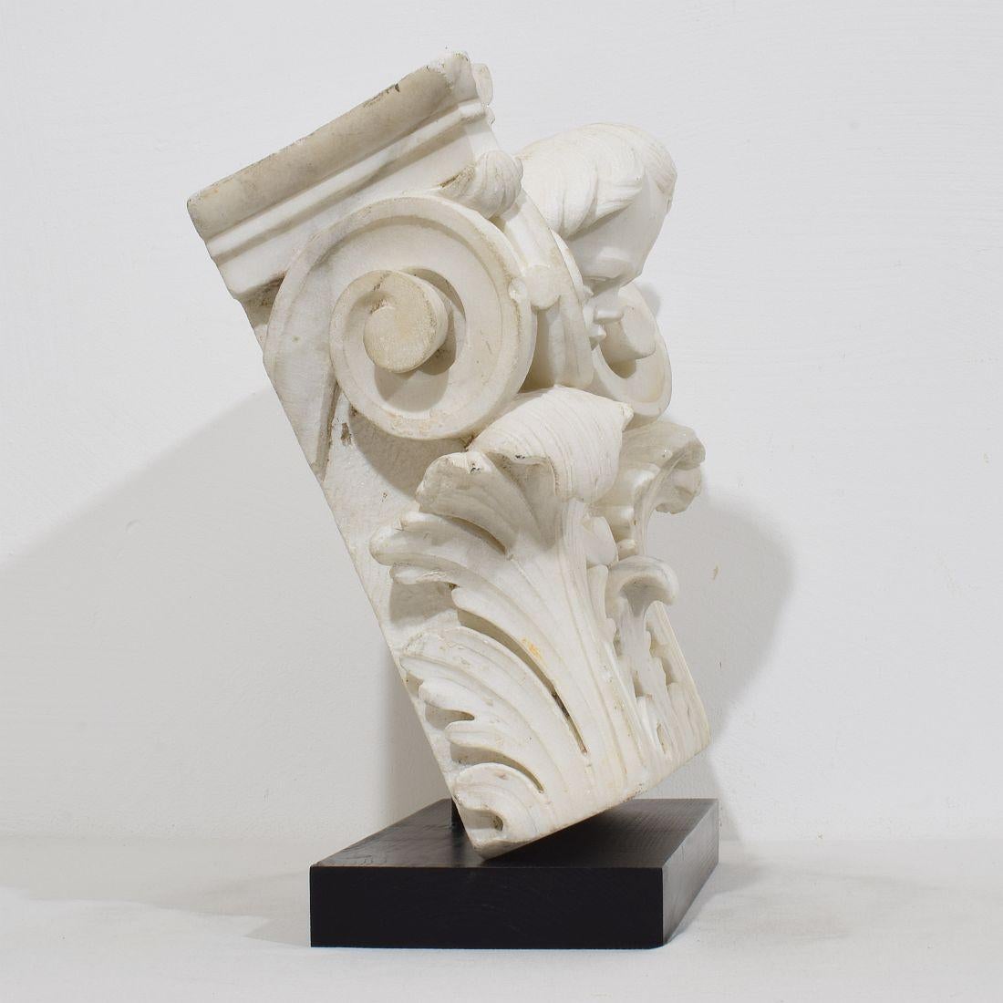 French, 17th / 18th Century, Carved White Marble Capital With Angel Head In Good Condition For Sale In Buisson, FR