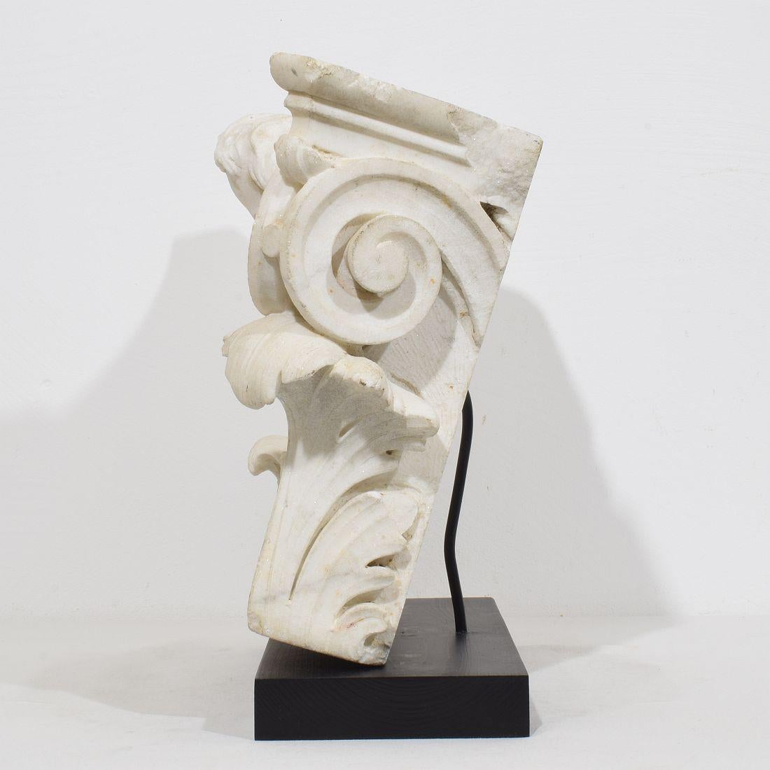 Marmo Francese, XVII / XVIII secolo, Capitello in marmo bianco intagliato con testa d'angelo in vendita