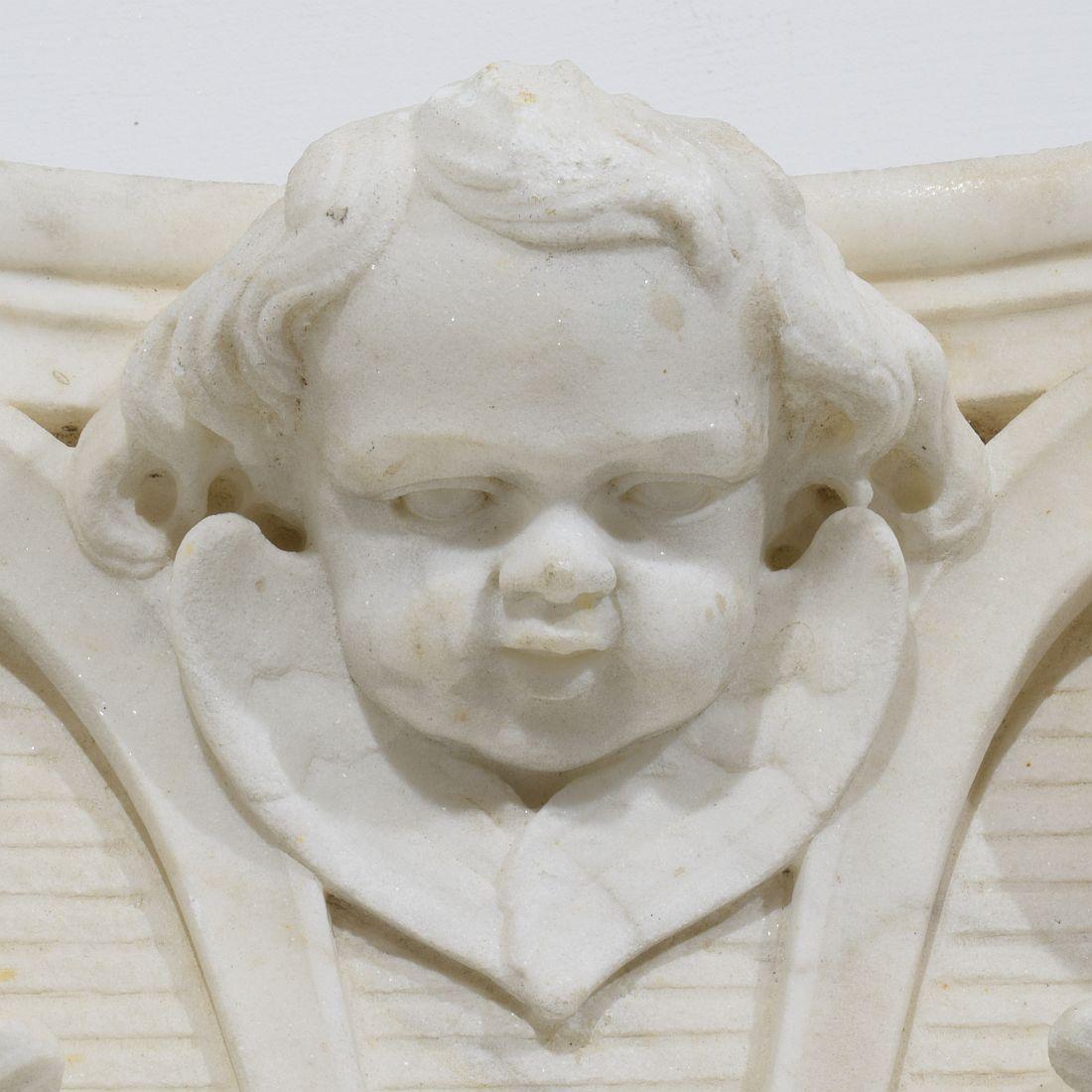 Francese, XVII / XVIII secolo, Capitello in marmo bianco intagliato con testa d'angelo in vendita 1