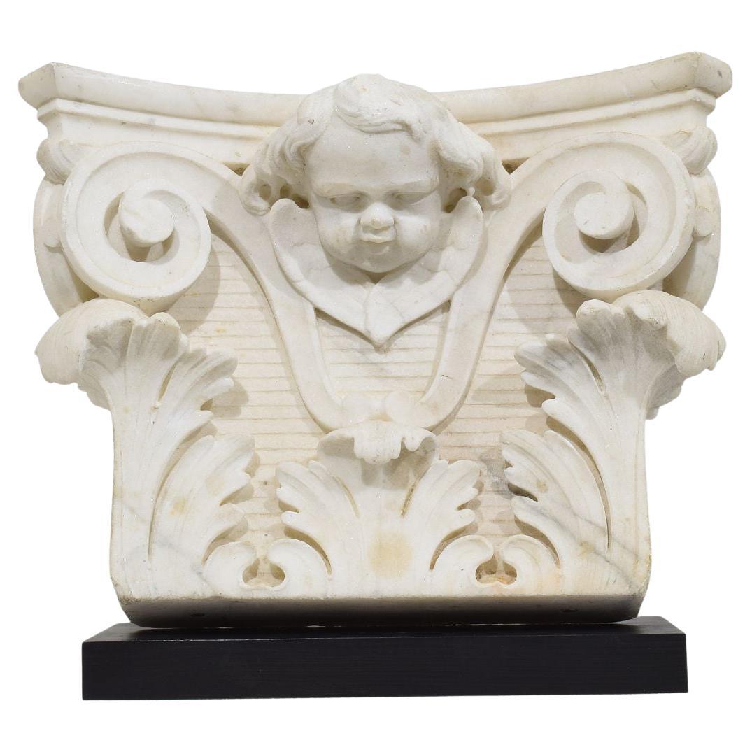 Francese, XVII / XVIII secolo, Capitello in marmo bianco intagliato con testa d'angelo in vendita