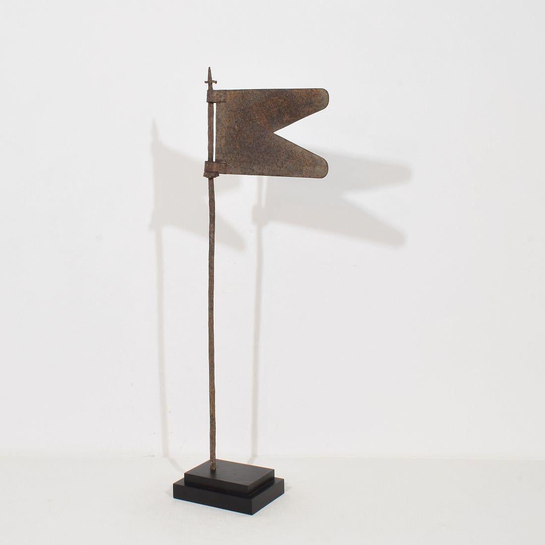Girouette unique en fer forgé à la main. Bel œilleton, France, vers 1650-1750. Météorisé. La mesure ci-dessous comprend la base en bois.
H:74cm  L:32cm P:11,5cm 