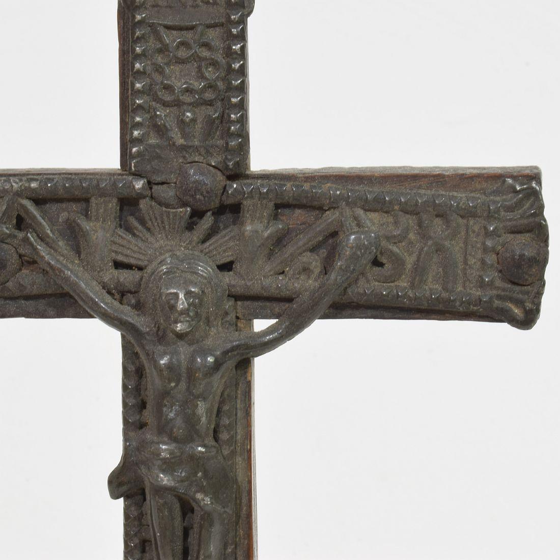 French 17th / 18th Century Small Pewter Christ Figure On A Wooden Cross For Sale 5