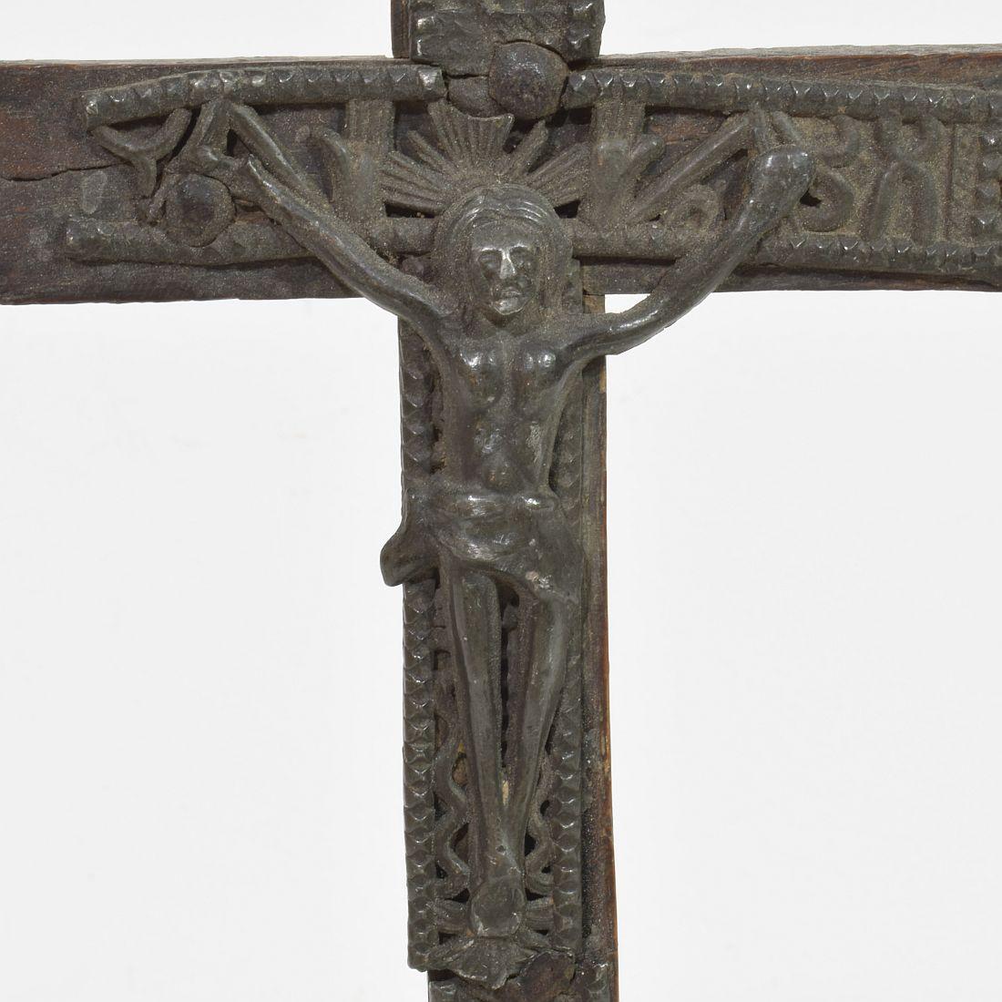 French 17th / 18th Century Small Pewter Christ Figure On A Wooden Cross For Sale 6