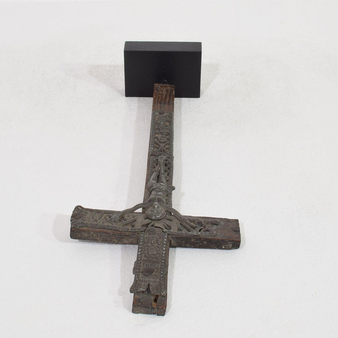 French 17th / 18th Century Small Pewter Christ Figure On A Wooden Cross For Sale 9
