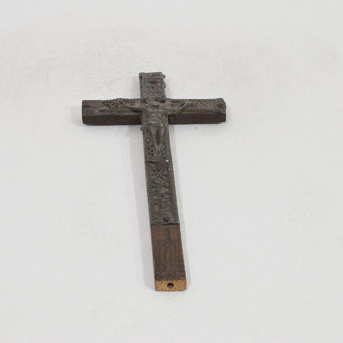 French 17th / 18th Century Small Pewter Christ Figure On A Wooden Cross For Sale 10