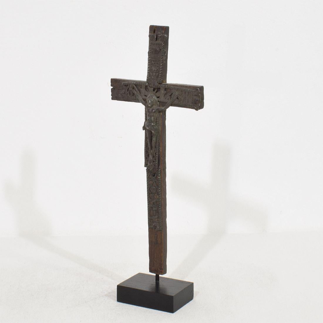 Merveilleuse petite figure de Christ en croix en étain d'art populaire. Richement décoré.
France vers 1650-1750. Usures et petites pertes. Les mesures incluent la base en bois.
H:28,5cm  L:11cm P:4,5cm 