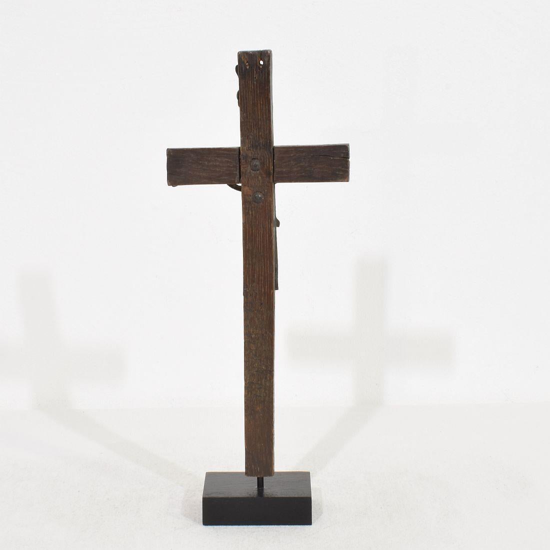French 17th / 18th Century Small Pewter Christ Figure On A Wooden Cross In Good Condition For Sale In Buisson, FR
