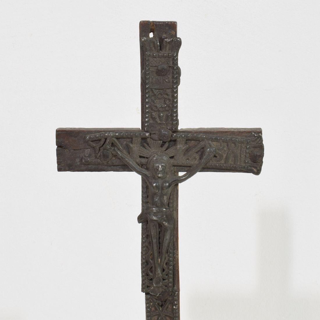 French 17th / 18th Century Small Pewter Christ Figure On A Wooden Cross For Sale 1