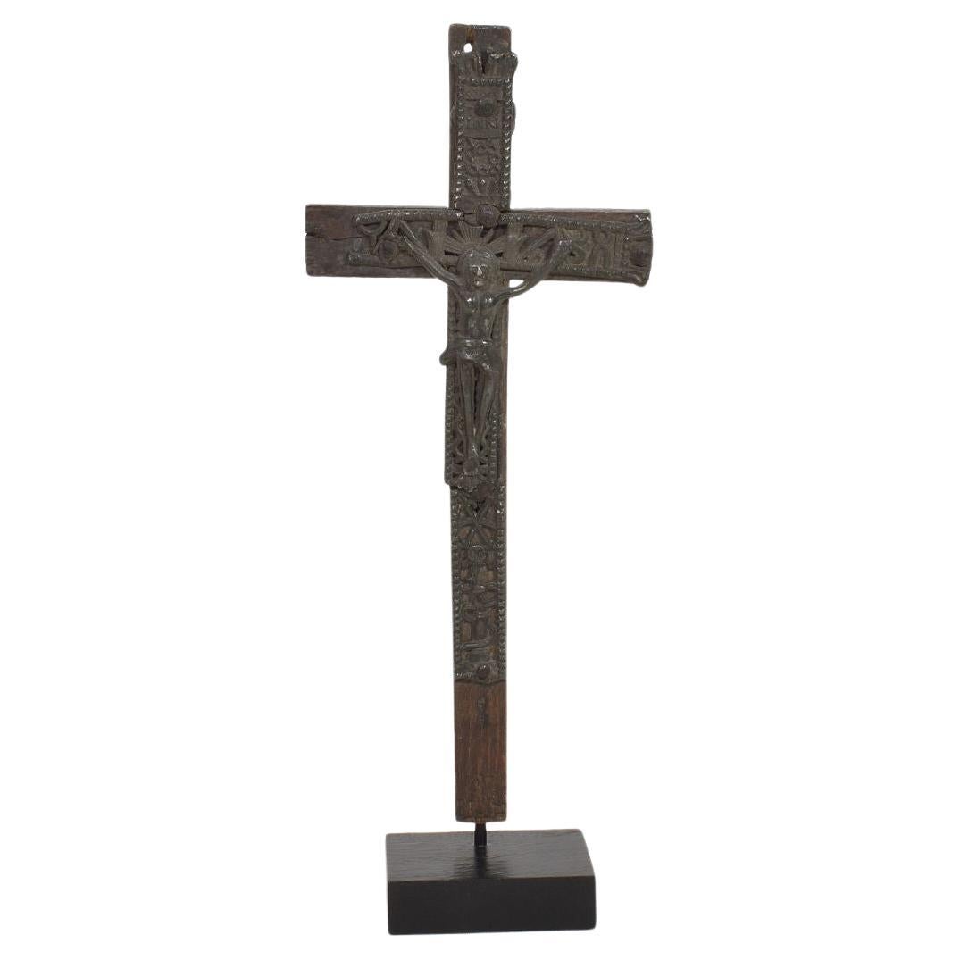 Kleine französische Zinnfigur der Christusfigur auf einem Holzkreuz aus dem 17. / 18. Jahrhundert