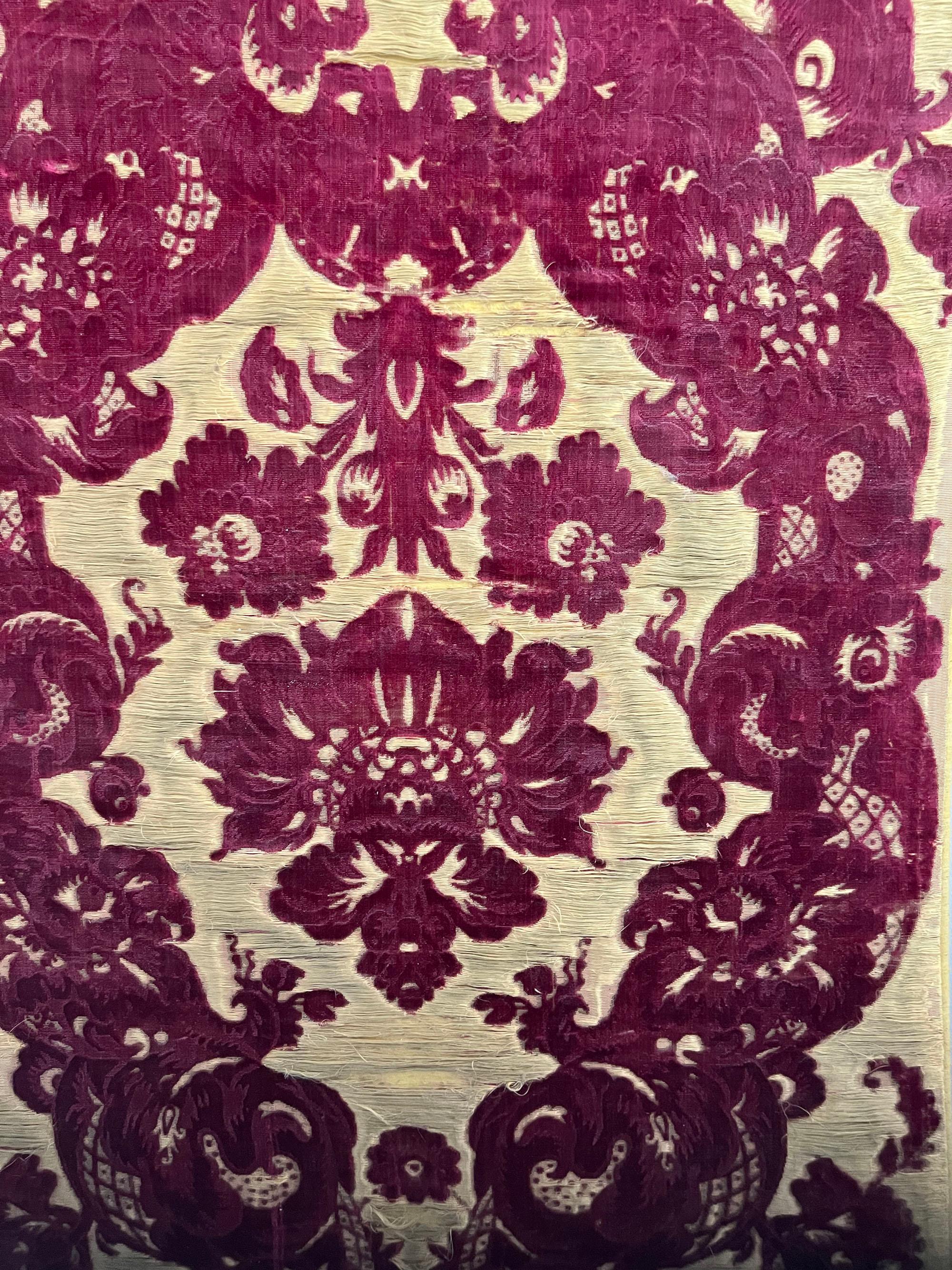 Barockes Seidendamast-Textil aus dem 17. Jahrhundert (Französisch) im Angebot